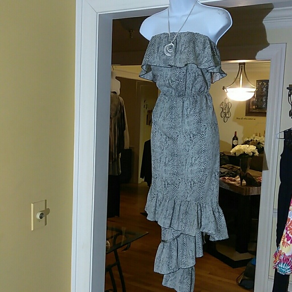 free 2 love Dresses & Skirts - Free 2 love black and white halter hi low